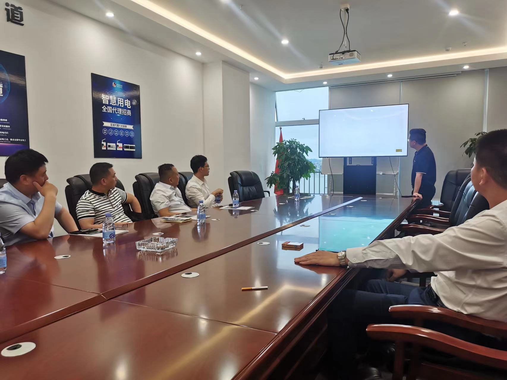 大冶市委常委领导莅临ob.com科技参观指导