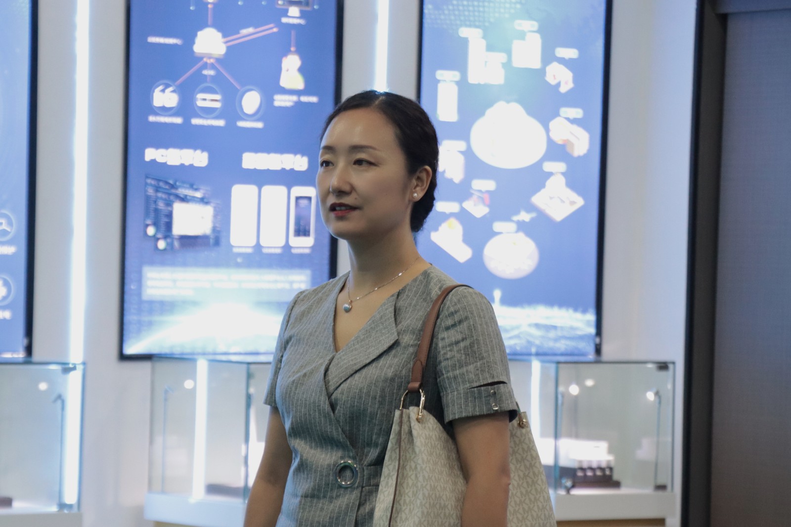 乌鲁木齐经济技术开发区招商服务局莅临ob.com科技参观指导